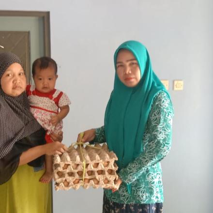 Ibu TP PKK Desa Mangkalawat Menyerahkan PMT Protein Hewani Untuk Balita Stunting (Usia 6-23 Bulan)